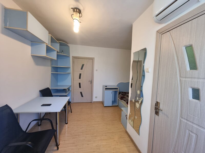 Titan, Piata Minis, parc Brancusi,